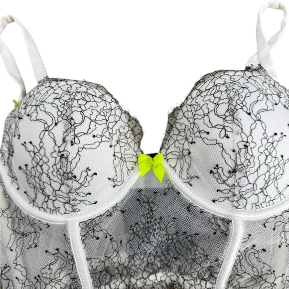 Victoria's Secret White and Black Lace Very Sexy Buste Demi Size 34C - Picture 2 of 7
